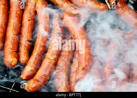 Saucisses cuites sur le grill chaud Banque D'Images