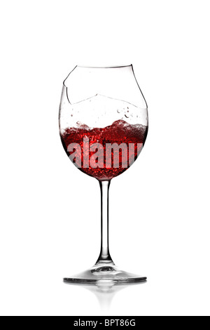 Le vin rouge s'éclabousser dans du verre brisé, isolated on white Banque D'Images