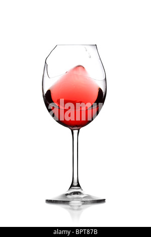 Le vin rouge s'éclabousser dans du verre brisé, isolated on white Banque D'Images