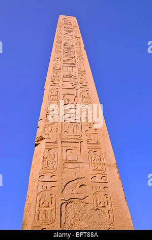 Obélisque hiéroglyphique avec sculpter à l'enceinte d'Amon-Rê, Temple de Karnak, Louxor, Egypte Banque D'Images