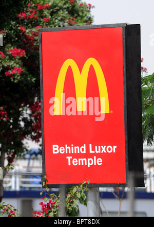 Fast-food McDonald's sign Louxor, Egypte. Banque D'Images
