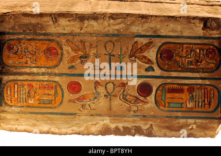 Temple de Karnak, Louxor, Egypte. Kartushs peint quelque 2 500 ans et toujours très coloré. Karnak, Egypte. Banque D'Images