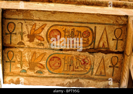 Temple de Karnak, Louxor, Egypte. Kartushs peint quelque 2 500 ans et toujours très coloré. Karnak, Egypte. Banque D'Images