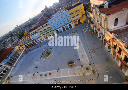 Avis de populaire Plaza Vieja avec ses nombreux bâtiments coloniaux récemment restauré le 8 février 2010 dans la Vieille Havane, Cuba. Banque D'Images