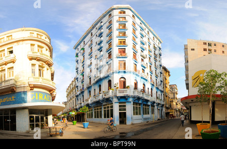 Vue panoramique sur l'une des rues commerciales les plus populaires dans le centre de La Havane, le 'San Rafael Boulevard'. Banque D'Images