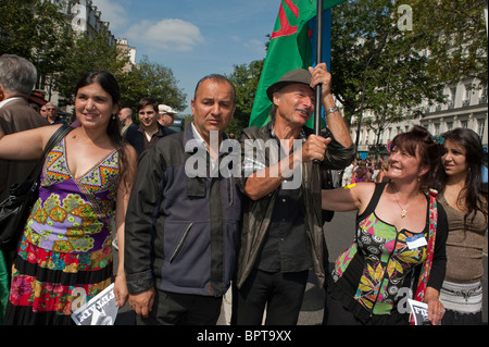 Paris, France, Groupe de personnes marchant dans la « Ligue des droits de l'Homme » proteste contre la décision du Gouvernement d'expulser les Tziganes étrangers, les Roms, la manifestation des Roumains, les droits des immigrants Banque D'Images