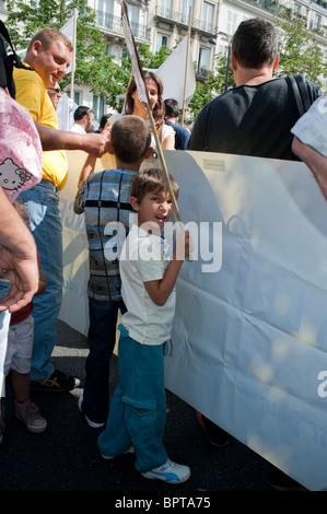 Paris, France, "Ligue des droits de l'homme" contre la discrimination d'expulser les Roms, Tsiganes étrangers, les enfants français de l'affiche de protestation Holding on Street Banque D'Images