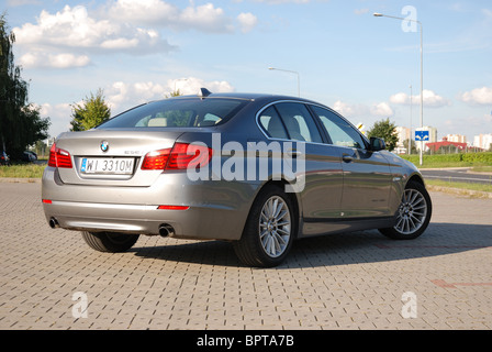 BMW 535i - 2010 - Mon argent métallisé - quatre portes (4D) - L'Allemand Premium berline de classe supérieure, E segment (segment exécutif) - Ville Banque D'Images