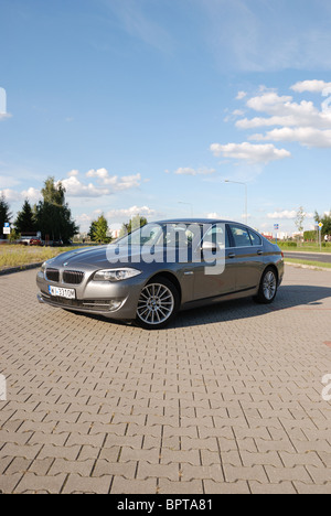 BMW 535i - 2010 - Mon argent métallisé - quatre portes (4D) - L'Allemand Premium berline de classe supérieure, E segment (segment exécutif) - Ville Banque D'Images