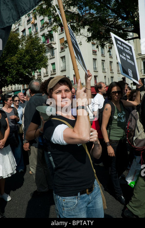 Paris, France, foule, manifestation de la Ligue des droits de l'homme contre la décision du gouvernement d'expulser de France les Tsiganes étrangers, les Roms, une femme française gravissime marchant avec le signe de protestation, militante du sida (Act Up Paris) Banque D'Images