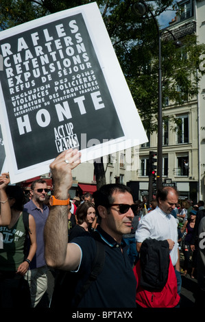 Paris, France, Ligue des droits de l'Homme protestation contre la décision du gouvernement français d'expulser les Tziganes étrangers, les Romas, de la France, des slogans de justice sociale, agir vers le haut affiche de Paris Banque D'Images