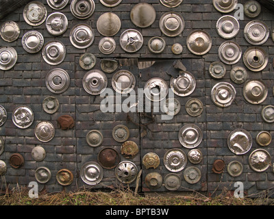 Maison de mur mur enjoliveurs décoration design rond rond chromé ancien recycler réutiliser Banque D'Images
