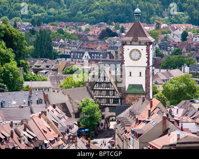 La Schwabentor historique de la ville, dans la vieille ville de Freiburg im Breisgau / Sud de l'Allemagne. Banque D'Images