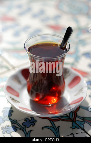 Istanbul. La Turquie. Petit verre de thé turc. Banque D'Images