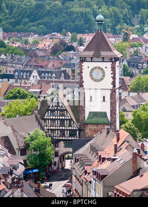 La Schwabentor historique de la ville, dans la vieille ville de Freiburg im Breisgau / Sud de l'Allemagne. Banque D'Images