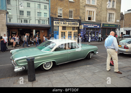 Grand classique américain voiture (Dodge) avec des feux arrière en tirant sur le quartier à Portobello Road, Londres, Angleterre, Banque D'Images