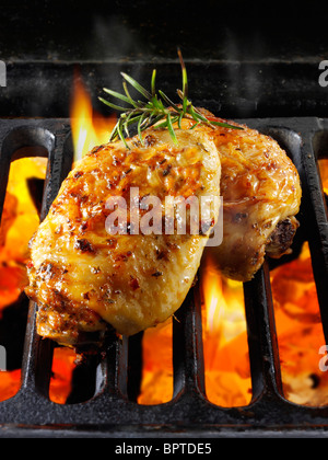 La cuisine de cuisses de poulet sur un barbecue. Photos de nourriture, photos et images. Banque D'Images