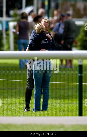 Oliver Townend parler à Piggy French at the 2010 Land Rover Burghley Horse Trials Banque D'Images