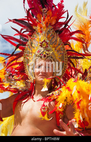 Danseuse samba mâle, défilé de carnaval de Notting Hill, Londres, Angleterre, Royaume-Uni Banque D'Images