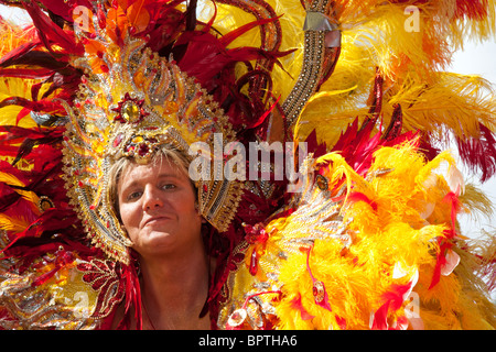 Danseuse samba mâle, défilé de carnaval de Notting Hill, Londres, Angleterre, Royaume-Uni Banque D'Images