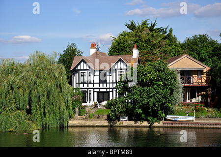 Maisons sur la rivière Tamise, Windsor, Berkshire, Angleterre, Royaume-Uni Banque D'Images