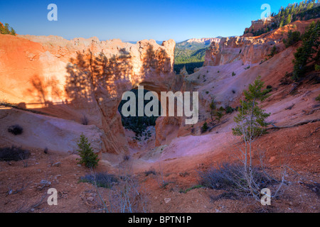 Un rock arch à Bryce Canyon, Utah au coucher du soleil Banque D'Images