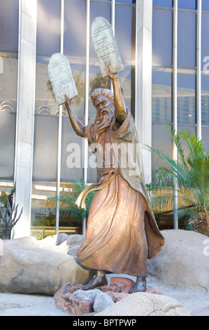 Sculpture en bronze de Moïse avec les Dix Commandements, Crystal Cathedral, California, USA Banque D'Images