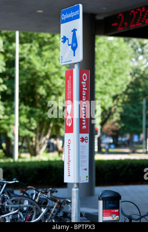 La charge de la société dans la rue, oplaadpunt Point, pour EV, les véhicules électriques à Amsterdam, Hollande, en face du restaurant Dauphine. Banque D'Images