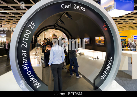 Les visiteurs du salon Photokina 2008 Commerce de l'appareil photo à Cologne Koeln Allemagne. Carl Zeiss stand dans la forme d'une Macro Objectif Planar. Banque D'Images