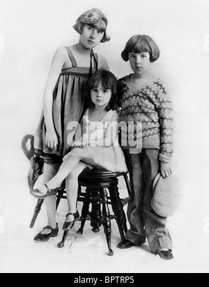 JUDY GARLAND (ASSIS SUR LA SELLE) AVEC LES SŒURS VIRGINIE & MARYJANE ACTRICE ET SOEURS (1925) Banque D'Images