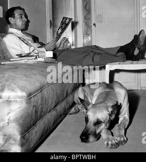 JOSE FERRER AVEC CHIEN ACTEUR (1957) Banque D'Images