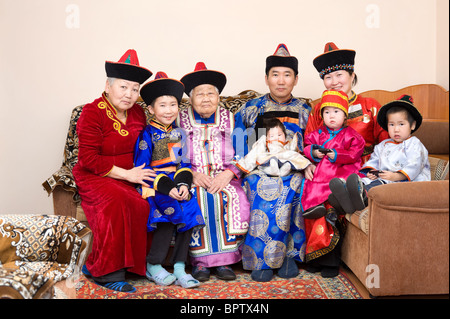 Grande famille mongole (bouriate) : grand-mère, grand-mère, fils, avec sa femme et leurs enfants, en costume national Banque D'Images