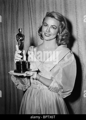 DOROTHY MALONE AVEC OSCAR ACTRICE (1957) Banque D'Images