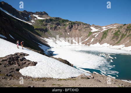 Les randonneurs au lac de chèvre dans la chèvre sauvage des Rochers, Gifford Pinchot National Forest - Washington Banque D'Images