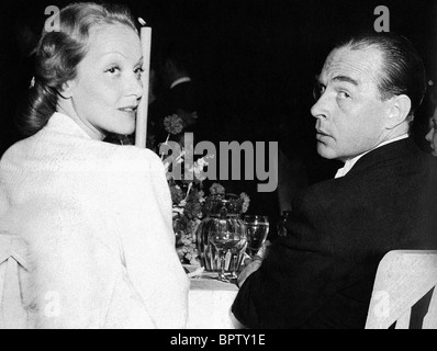 MARLENE DIETRICH & ERICH MARIA ACTRICE REMERQUE & WRITER (1936) Banque D'Images