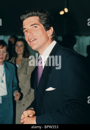 JOHN F. KENNEDY junior, fils de l'ANCIEN PRÉSIDENT AMÉRICAIN 15 décembre 1989 TRIS Banque D'Images