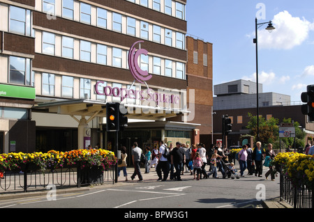 Les piétons qui traversent la route par Coopers Square Shopping Centre, Burton on Trent, Staffordshire, Angleterre, RU Banque D'Images