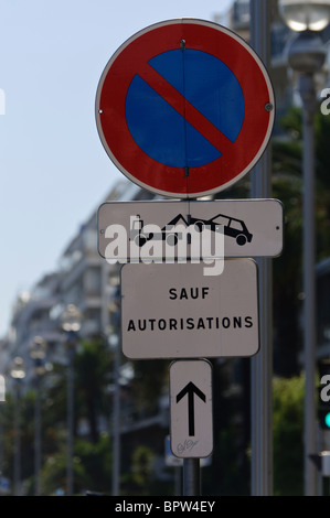 Aucun stationnement français panneau disant 'Sauf Autorisations' (sans autorisation) Banque D'Images