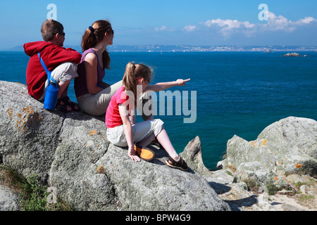 Une famille bénéficie de la vue glorieuse de Guernesey de Herm dans les îles de la manche de l'Angleterre. Banque D'Images