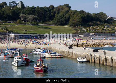 Lyme Regis au cobb boat yachts ville côtière dans la région de West Dorset england uk go Banque D'Images