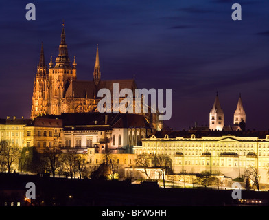 Le château de Prague et la cathédrale Saint-Guy, au crépuscule, en République tchèque. Banque D'Images