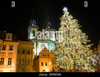 Arbre de Noël et de l'église Tyn à sur la place de la Vieille Ville à Prague, République Tchèque Banque D'Images