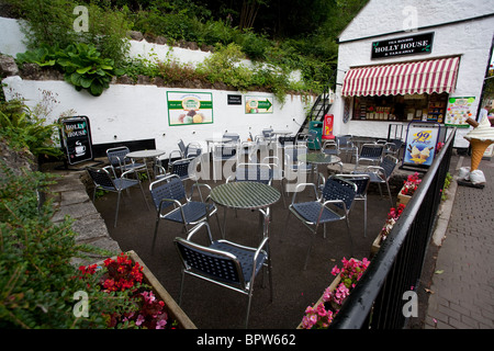 Détail d'un des coins salons extérieurs déserte dans un des salons de thé situé le long de la rue principale dans la Gorge de Cheddar Banque D'Images