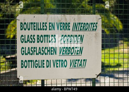 Sign in multilingue Français, Anglais, allemand et italien en disant 'Bouteilles en verre interdites' Banque D'Images