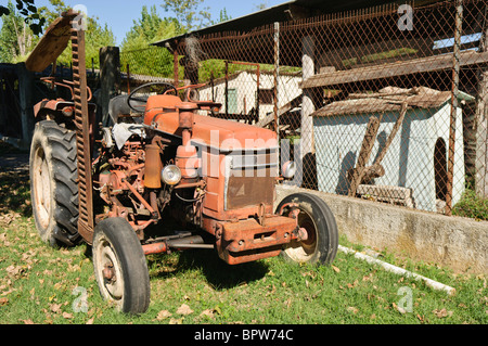 Vieux Français tracteur Renault, en commençant à la rouille Banque D'Images