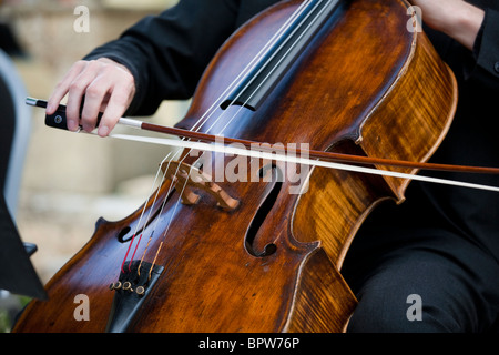 Le violoncelliste jouant du violoncelle Banque D'Images