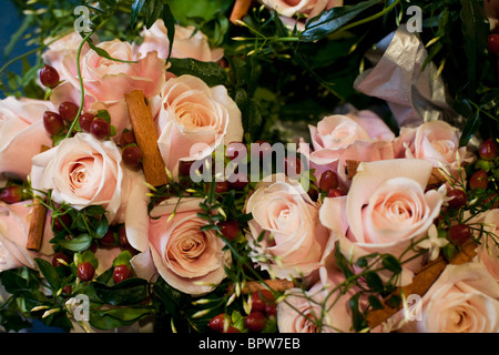 Mariage fleurs roses rose et cannelle Banque D'Images