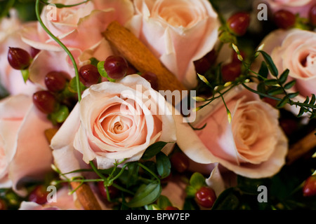 Mariage fleurs roses rose et cannelle Banque D'Images