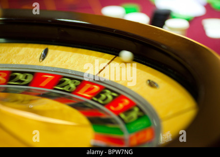 Roue de roulette boule blanche sur le rebord Banque D'Images