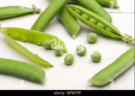 Petits pois fraîchement cueillis sur une table de cuisine Banque D'Images